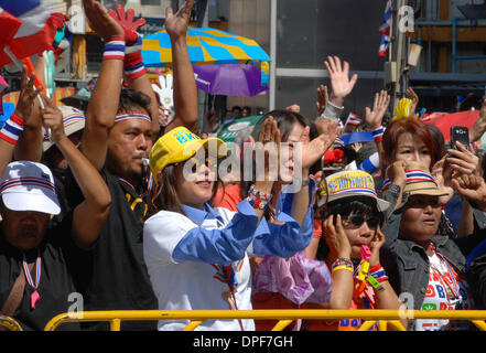 Bangkok, Tailandia. Xiv gen, 2014. Thailandia del governo anti-sostenitori rally a Bangkok, Thailandia, 14 gennaio 2014. Il leader del governo anti-popolare di riforma democratica Comitato (PDRC) Suthep Thaugsuban minacciato per catturare il custode del Primo Ministro Yingluck Shinawatra e armadietto a chiave ministri e anche di prendere in custodia se essi non dimettersi, ha detto qui il martedì. Credito: Rachen Sageamsak/Xinhua/Alamy Live News Foto Stock