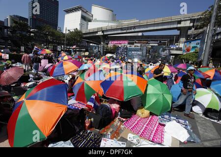 Bangkok, Tailandia. Xiv gen, 2014. Thailandia del governo anti-sostenitori rally a Bangkok, Thailandia, 14 gennaio 2014. Il leader del governo anti-popolare di riforma democratica Comitato (PDRC) Suthep Thaugsuban minacciato per catturare il custode del Primo Ministro Yingluck Shinawatra e armadietto a chiave ministri e anche di prendere in custodia se essi non dimettersi, ha detto qui il martedì. Credito: Rachen Sageamsak/Xinhua/Alamy Live News Foto Stock