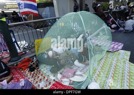 Bangkok, Tailandia. Xiv gen, 2014. Thailandia del governo anti-sostenitori rally a Bangkok, Thailandia, 14 gennaio 2014. Il leader del governo anti-popolare di riforma democratica Comitato (PDRC) Suthep Thaugsuban minacciato per catturare il custode del Primo Ministro Yingluck Shinawatra e armadietto a chiave ministri e anche di prendere in custodia se essi non dimettersi, ha detto qui il martedì. Credito: Rachen Sageamsak/Xinhua/Alamy Live News Foto Stock