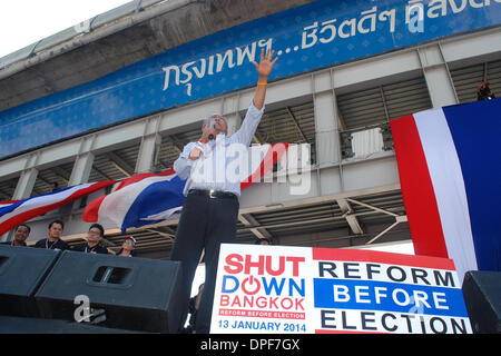 Bangkok, Tailandia. Xiv gen, 2014. Thailandia del governo anti-leader di protesta Suthep Thaugsuban (R) saluta i sostenitori in scena a Bangkok, Thailandia, 14 gennaio 2014. Il leader del governo anti-popolare di riforma democratica Comitato (PDRC) Suthep Thaugsuban minacciato per catturare il custode del Primo Ministro Yingluck Shinawatra e armadietto a chiave ministri e anche di prendere in custodia se essi non dimettersi, ha detto qui il martedì. Credito: Rachen Sageamsak/Xinhua/Alamy Live News Foto Stock