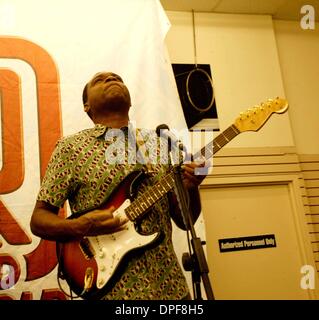 Sett. 27, 2006 - New York New York, Stati Uniti - K50028BCO.Robert Cray esegue a J & R Music World in Lower Manhattan, New York City. .9/27/06 . / 2006(Immagine di credito: © Bruce Cotler/Globe foto/ZUMAPRESS.com) Foto Stock