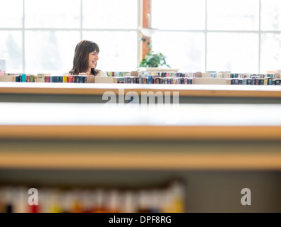 La selezione degli studenti libro in libreria Foto Stock