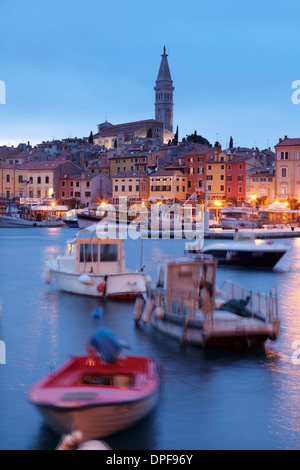 Le navi e le barche nel porto e la città vecchia con la cattedrale di Sant'Eufemia, al tramonto, Rovigno, Istria, Croazia, Europa Foto Stock