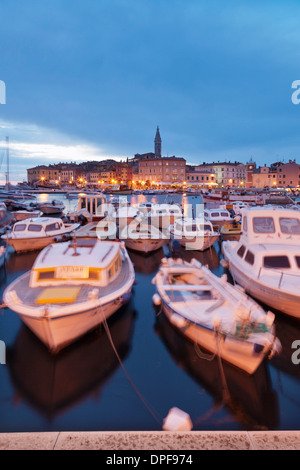 Le navi e le barche nel porto e la città vecchia con la cattedrale di Sant'Eufemia, al tramonto, Rovigno, Istria, Croazia, Europa Foto Stock