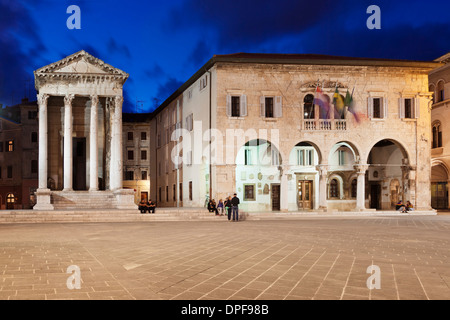 Illuminato Tempio di Augusto e il municipio sulla piazza del mercato nella città vecchia di notte, Pola, Istria, Croazia, Europa Foto Stock