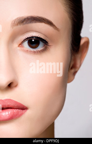 Metà faccia tagliata studio shot di bella giovane donna Foto Stock