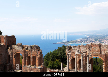 Vista sulla costa di Naxos dal teatro greco romano di Taormina, Sicilia, Italia, Europa Foto Stock