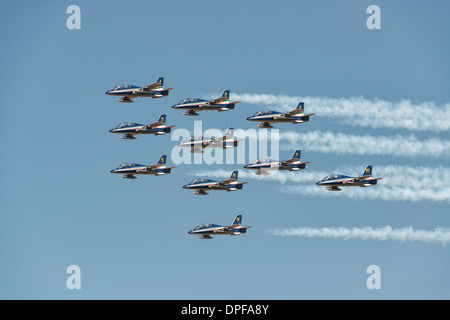 La forza aerea italiana militare Display Aerobatic Team Il Frecce Tricolori iniziano la loro routine di visualizzazione al 2013 RIAT Foto Stock