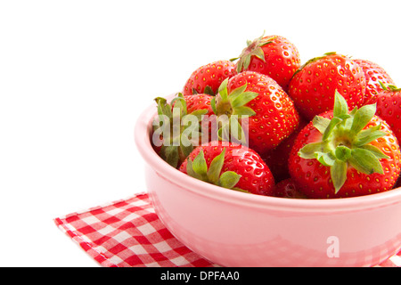 Dolce di fragole in una ciotola rosa isolato su bianco Foto Stock