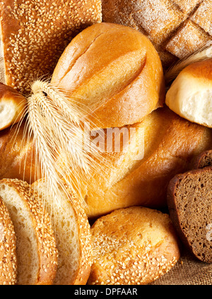In bianco e nero il pane con spighe di grano sul sacchetto Foto Stock