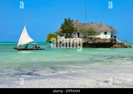 Turisti in un tradizionale dhow barca, la roccia Ristorante Spiaggia Bwejuu, Zanzibar, Tanzania, Oceano indiano, Africa orientale, Africa Foto Stock