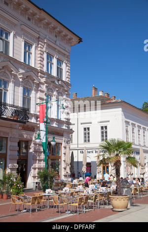 Caffè all'aperto in Piazza Klauzal, Szeged, pianura meridionale, Ungheria, Europa Foto Stock