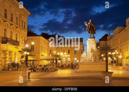 Piazza Klauzal al crepuscolo, Szeged, pianura meridionale, Ungheria, Europa Foto Stock