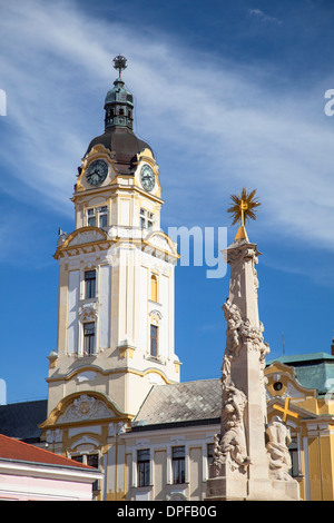 Colonna della Trinità e il Municipio in piazza Szechenyi, Pecs, Dél-Dunántúl, Ungheria, Europa Foto Stock