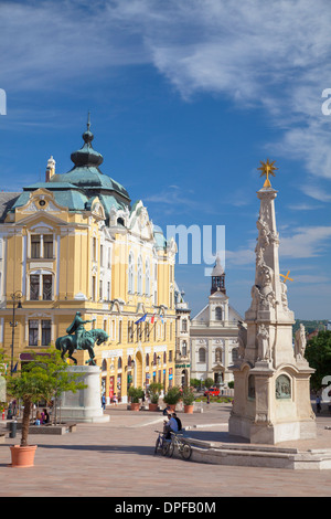 Colonna della Trinità e il Municipio in piazza Szechenyi, Pecs, Dél-Dunántúl, Ungheria, Europa Foto Stock