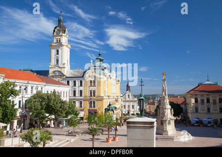 Colonna della Trinità e il Municipio in piazza Szechenyi, Pecs, Dél-Dunántúl, Ungheria, Europa Foto Stock