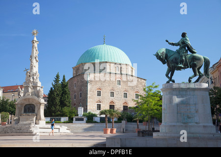 Chiesa della moschea, Trinità Colonna e statua di Janos Hunyadi, Pecs, Dél-Dunántúl, Ungheria, Europa Foto Stock
