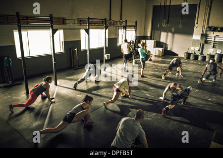 Lezione di fitness training e stretching insieme in palestra Foto Stock