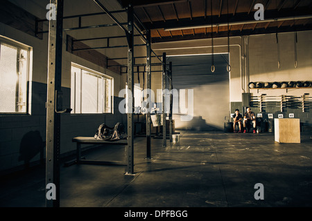 Due uomini prendendo una pausa dalla formazione in palestra Foto Stock