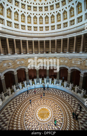 I turisti a piedi attorno al Befreiungshalle sul Monte Michelsberg sopra la città di Kelheim, Baviera, Germania Foto Stock