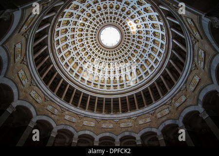 Round cupola della Befreiungshalle (Hall di Liberazione) sul Monte Michelsberg sopra la città di Kelheim, Baviera, Germania Foto Stock