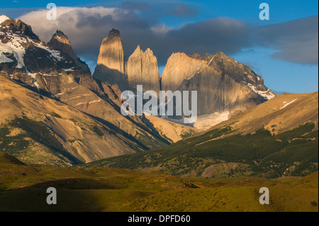 La mattina presto luce su torri del Parco Nazionale Torres del Paine, Patagonia, Cile, Sud America Foto Stock