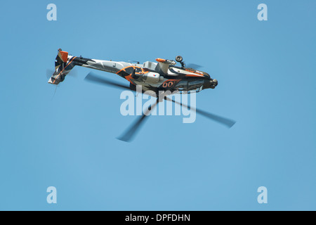 Royal Netherlands Airforce display team attacco Apache elicottero in speciali centenario paint job viene visualizzato in 2013 RIAT Foto Stock