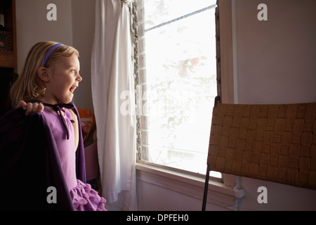 Ritratto di giovane ragazza guardando fuori della finestra Foto Stock