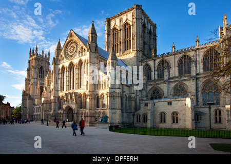 York Minster dal Minster Piazza al tramonto, York, Yorkshire, Inghilterra, Regno Unito, Europa Foto Stock