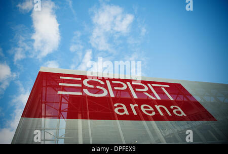 Duesseldorf, Germania. Xiv gen, 2014. Una vista dell'Esprit Arena a Duesseldorf in Germania, 14 gennaio 2014. La corte distrettuale di Duesseldorf deciderà la disputa per la sponsorizzazione di un contratto e il diritto al nome "Esprit-Arena'. Azienda di moda Esprit per concludere il contratto con la società comunale presto. Foto: JAN-PHILIPP STROBEL/dpa/Alamy Live News Foto Stock