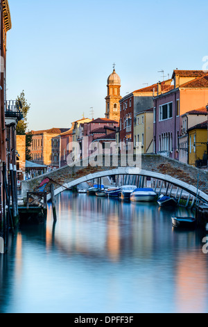 La mattina presto luce sul Rio Ognissanti nel sestiere di Dorsoduro, Venezia, Sito Patrimonio Mondiale dell'UNESCO, Veneto, Italia, Europa Foto Stock