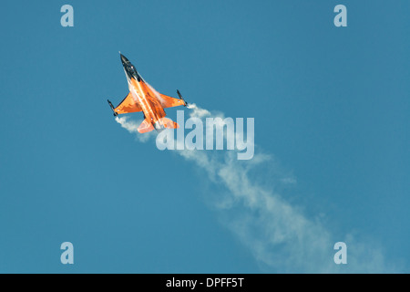 F-16 jet da combattimento del Royal Netherlands Air Force team di dimostrazione in esso della sorprendente livrea arancione vola al 2013 RIAT Foto Stock