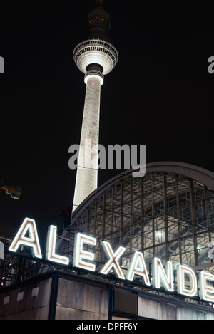 Alexander Platz station e la torre della televisione di notte, Berlino, Germania Foto Stock