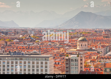 La città di Torino con le Alpi italiane che si profila per lo sfondo, Torino, Piemonte, Italia, Europa Foto Stock