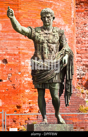 Una statua di Cesare Augusto nella parte anteriore della Porta Palatina, Torino, Piemonte, Italia, Europa Foto Stock