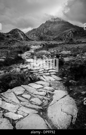 Il percorso che conduce alla Llyn Idwal in Cwm Idwal con il picco principale di Tryfan, Snowdonia National Park. In bianco e nero Foto Stock