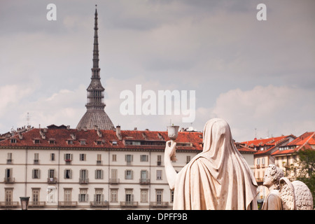 Statue di fronte al Gran Madre di Dio guarda oltre alla Mole Antonelliana, Torino, Piemonte, Italia, Europa Foto Stock