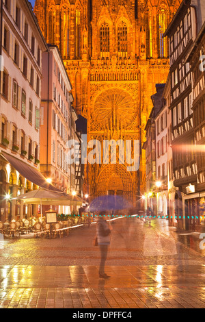 Pioggia strade imbevuto di fronte alla cattedrale di Strasburgo, Strasburgo, Bas-Rhin, Alsazia, Francia, Europa Foto Stock