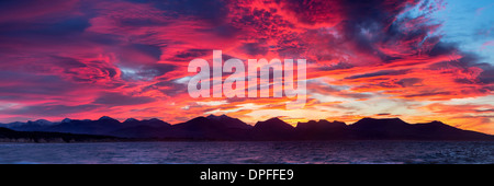 Alba sul Snowdonia Mountain Range fotografata da Newborough spiaggia vicino Llanddwyn Island, Anglesey Foto Stock