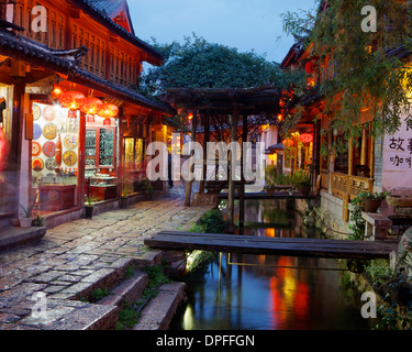 Inizio serata scena di strada nella città vecchia di Lijiang, Sito Patrimonio Mondiale dell'UNESCO, della provincia dello Yunnan in Cina e Asia Foto Stock