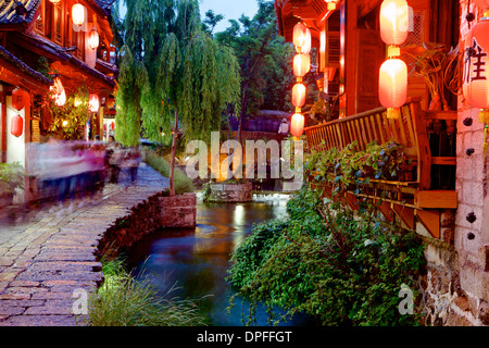 Inizio serata scena di strada nella città vecchia di Lijiang, Sito Patrimonio Mondiale dell'UNESCO, della provincia dello Yunnan in Cina e Asia Foto Stock