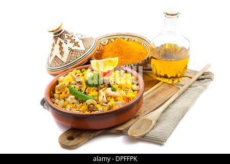 La paella con zafferano e olio isolato su bianco Foto Stock