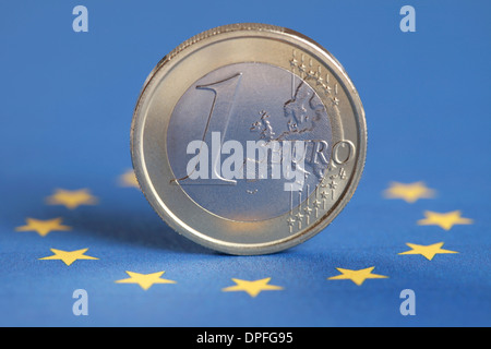 Un Euro moneta sulla bandiera dell'Unione europea Foto Stock