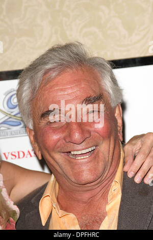 Giugno 24, 2011 - PETER MICHAEL FALK (16 settembre 1927 - 23 giugno 2011) era un attore americano meglio conosciuto per il suo ruolo come il tenente Columbo nella serie televisiva Columbo. Egli è apparso in numerosi film e televisione valutazione ruoli ed è stato nominato per un Academy Award per due volte (per anni sessanta omicidio, Inc. e 1961 's Pocketful dei miracoli), e ha vinto il Premio Emmy in cinque occasioni Foto Stock