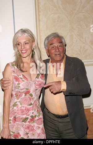 Giugno 24, 2011 - PETER MICHAEL FALK (16 settembre 1927 - 23 giugno 2011) era un attore americano meglio conosciuto per il suo ruolo come il tenente Columbo nella serie televisiva Columbo. Egli è apparso in numerosi film e televisione valutazione ruoli ed è stato nominato per un Academy Award per due volte (per anni sessanta omicidio, Inc. e 1961 's Pocketful dei miracoli), e ha vinto il Premio Emmy in cinque occasioni Foto Stock