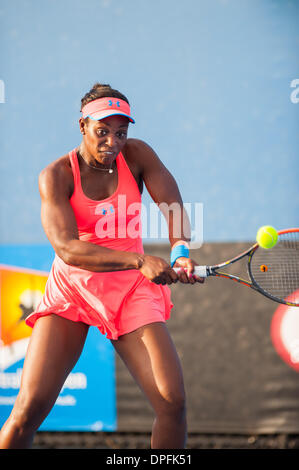 Melbourne, Victoria, Australia. Xiv gen, 2014. Sloane Stephens (USA) di fronte Y. Shvedova (KAZ) nel giorno due play del 2014 Australian Open a Melbourne. Stephens ha vinto 7-6, 6-3 in un calore ritardato corrispondono. Temperature di Melbourne ha raggiunto 109.4 F. Credito: Ken Hawkins/ZUMAPRESS.com/Alamy Live News Foto Stock