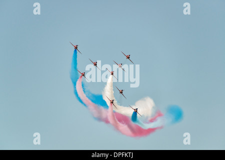 La British Royal Air Force militare Display Aerobatic Team, le frecce rosse nella concordia la formazione passa la folla in 2013 RIAT Foto Stock