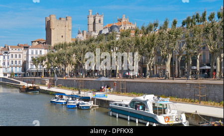 Vista della cattedrale di Narbonne con Canal de la Robine in primo piano. Foto Stock