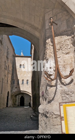 Antiche arcate con un ancoraggio navi presso il Palazzo Arcivescovile, Narbonne, Francia. Foto Stock