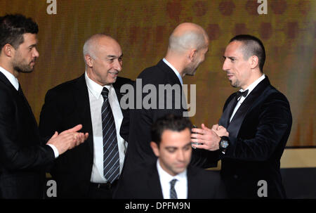 Zurigo, Svizzera. Xiii gen, 2014. Calcio francese player Franck Ribery (R) di FC Bayern Monaco riceve la FIFA e la FIFPro World XI award dalle mani di Freench ex giocatore di football Zinedine Zidane durante il FIFA ballon d'Or 2013 gala tenutosi presso la Kongresshaus di Zurigo, Svizzera, 13 gennaio 2014. Foto: Patrick Seeger/dpa/Alamy Live News Foto Stock